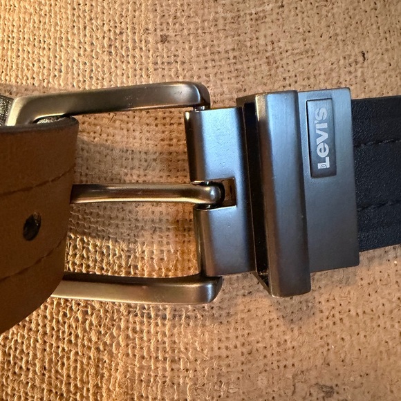 Levi’s women’s Black Leather Belt silver buckle 1 1/2” X 38” - Picture 2 of 4